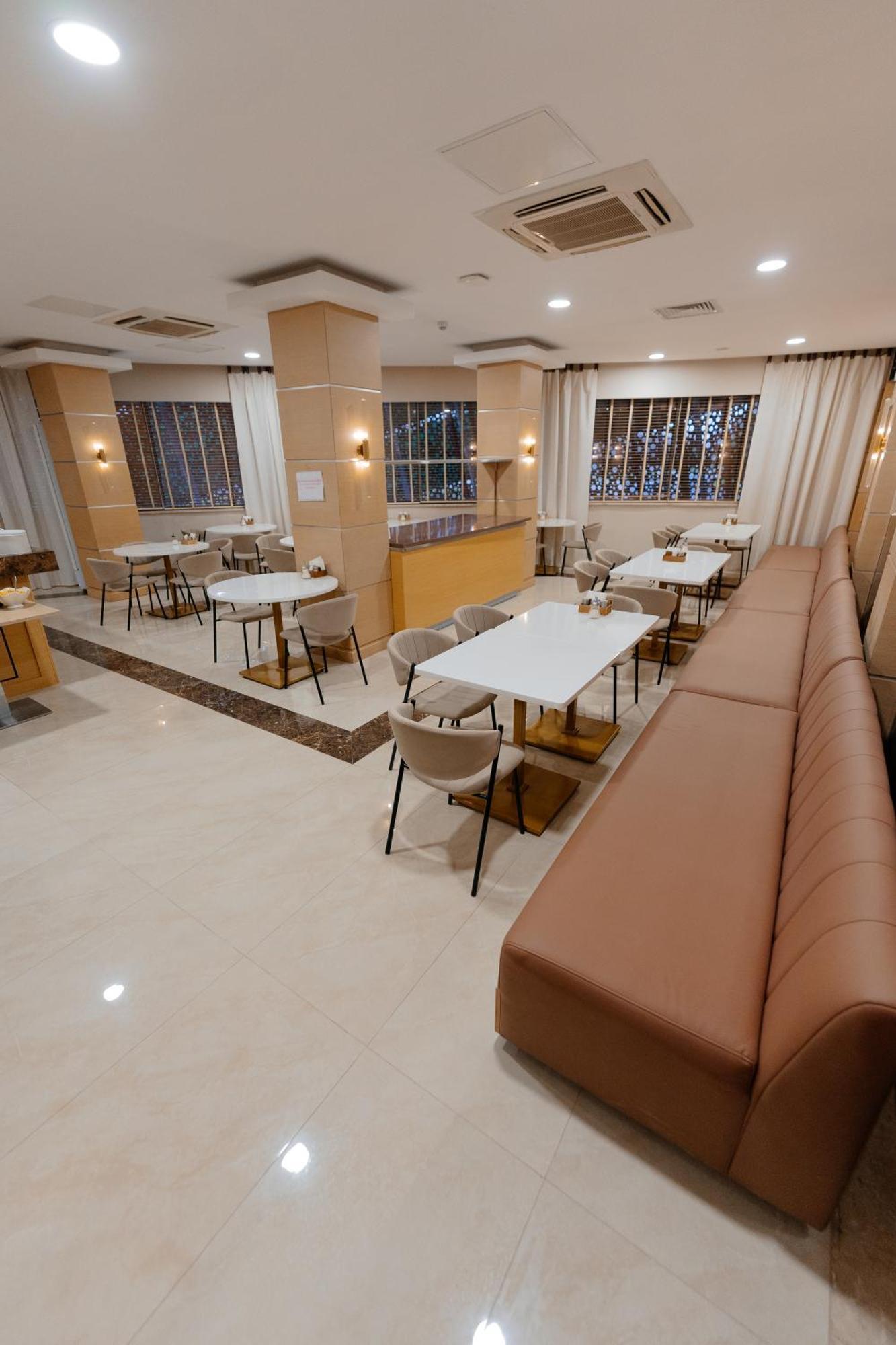 Alau Hotel Астана Екстериор снимка