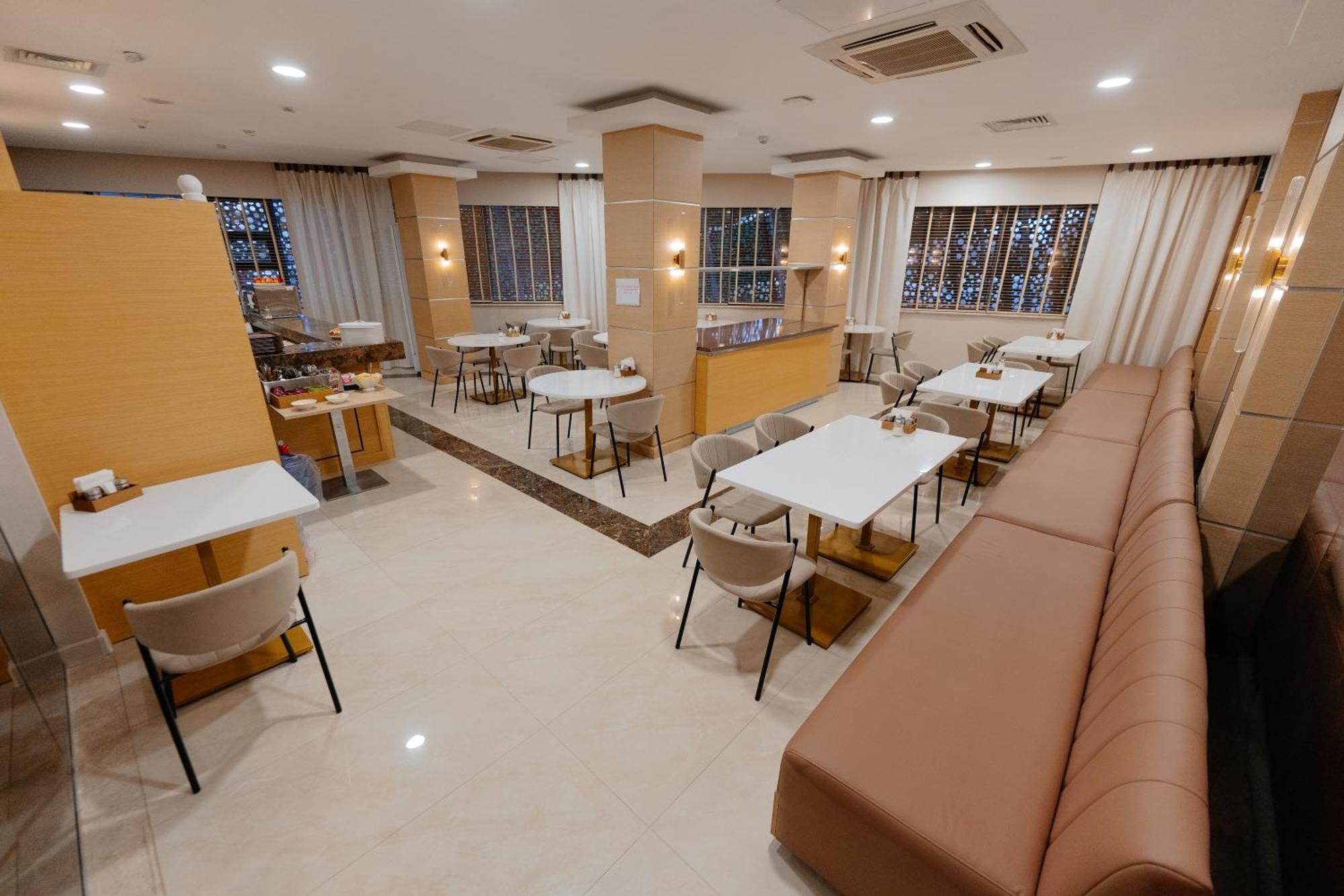 Alau Hotel Астана Екстериор снимка