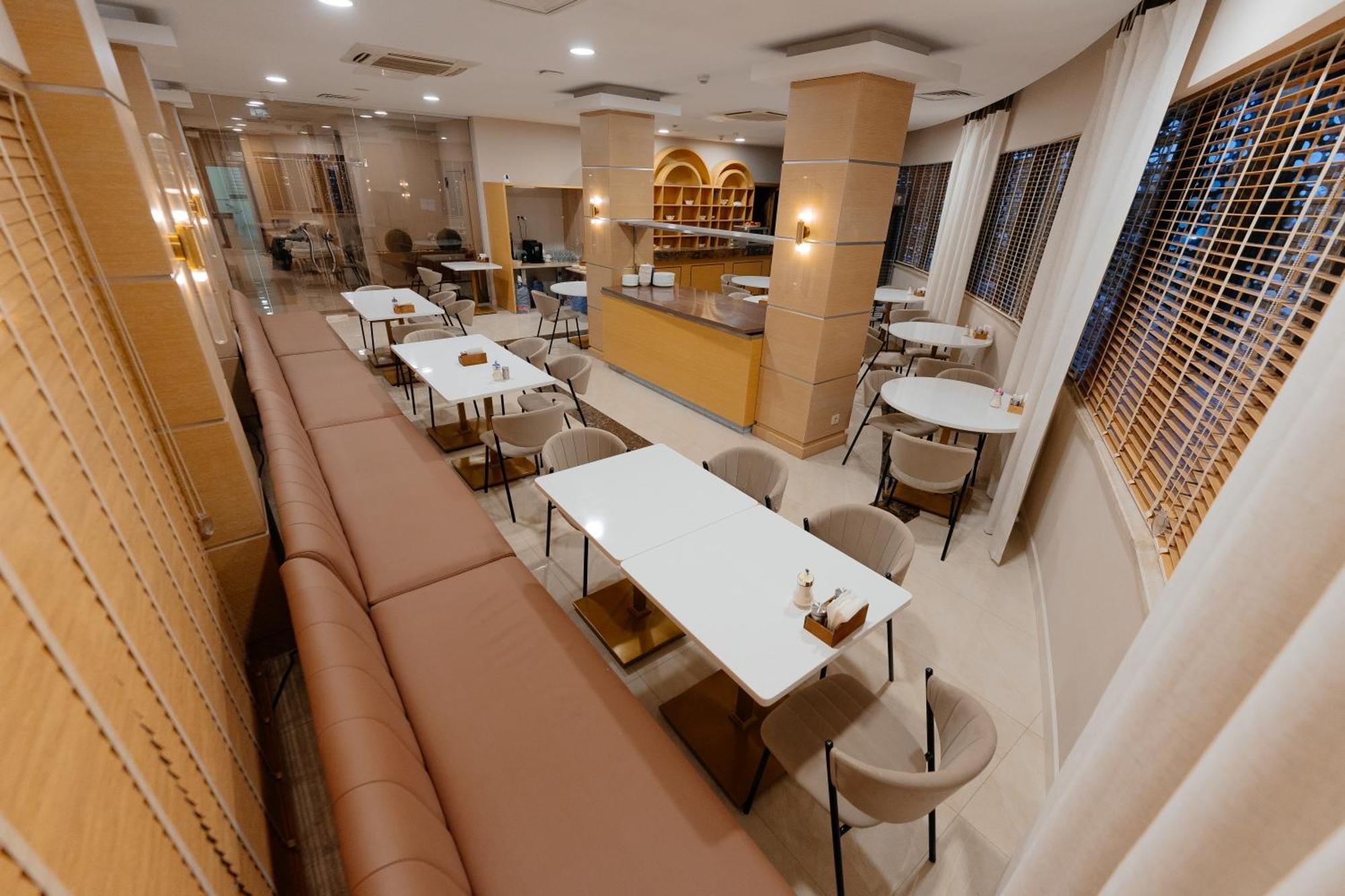 Alau Hotel Астана Екстериор снимка