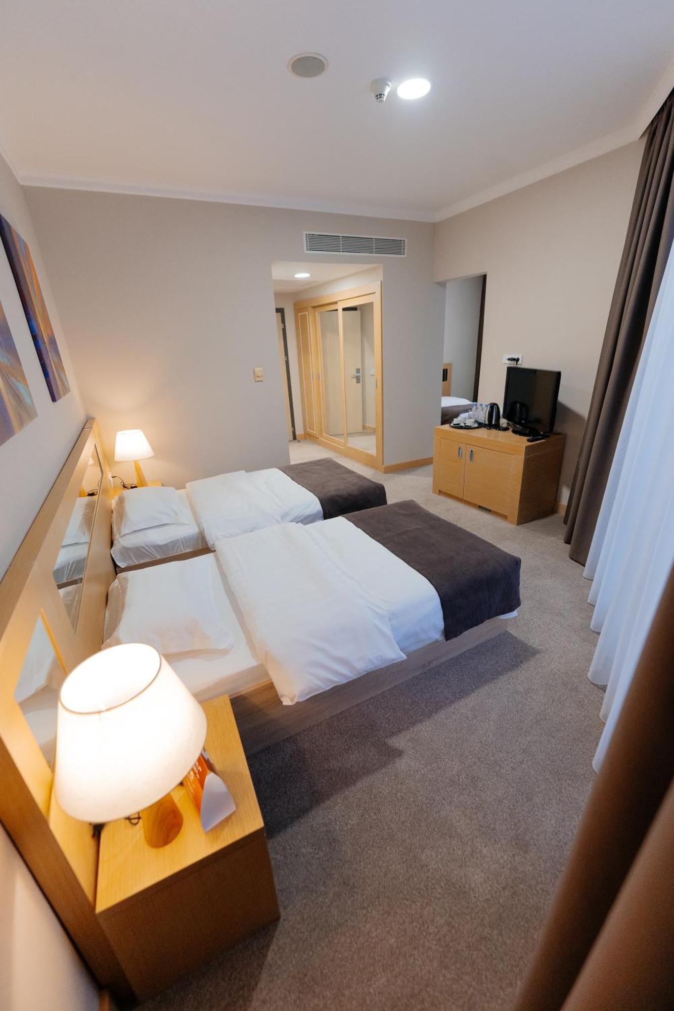 Alau Hotel Астана Екстериор снимка