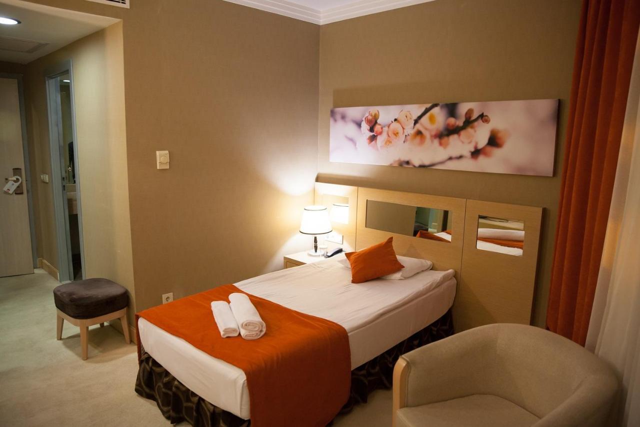 Alau Hotel Астана Екстериор снимка