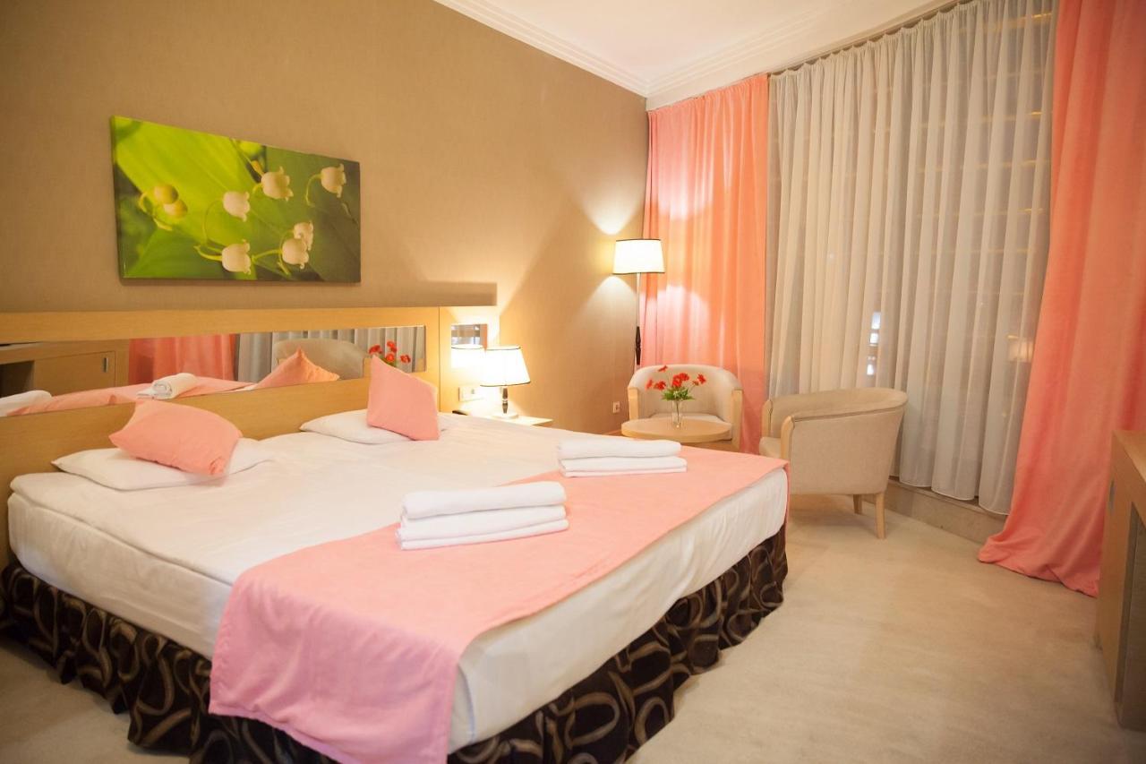 Alau Hotel Астана Екстериор снимка